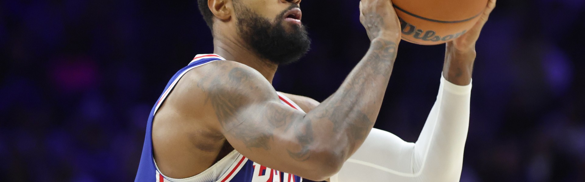 开云体育下载-76人客战猛龙 保罗·乔治因左膝酸痛临时退出比赛 乌布雷顶替先发