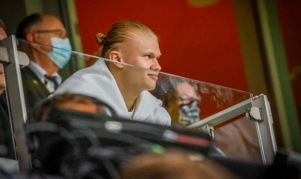 开云官网-没哈兰德，进球和赢球真难！球迷推着多特主场连胜