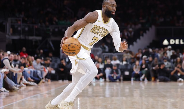 开云体育官网-稍微出出汗！杰伦·布朗17中8拿到20分 另有8板5助4断&amp;三分3中1