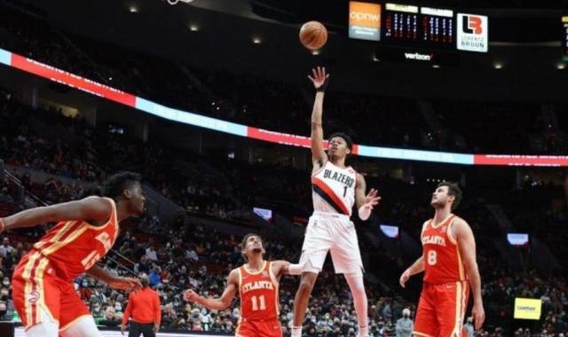 开云APP-双枪缺阵开拓者爆发 生涯之夜西蒙斯化悲痛为力量