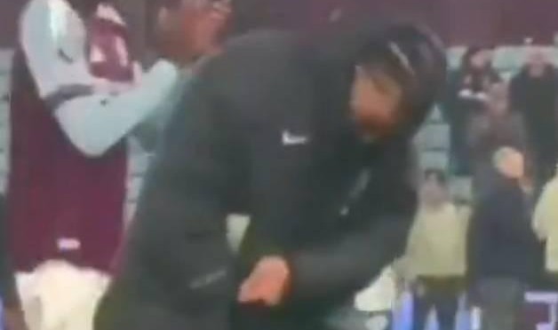 开云官网-首回合维拉球员在蓝桥庆祝，古斯托今天做出同款动作“报仇”